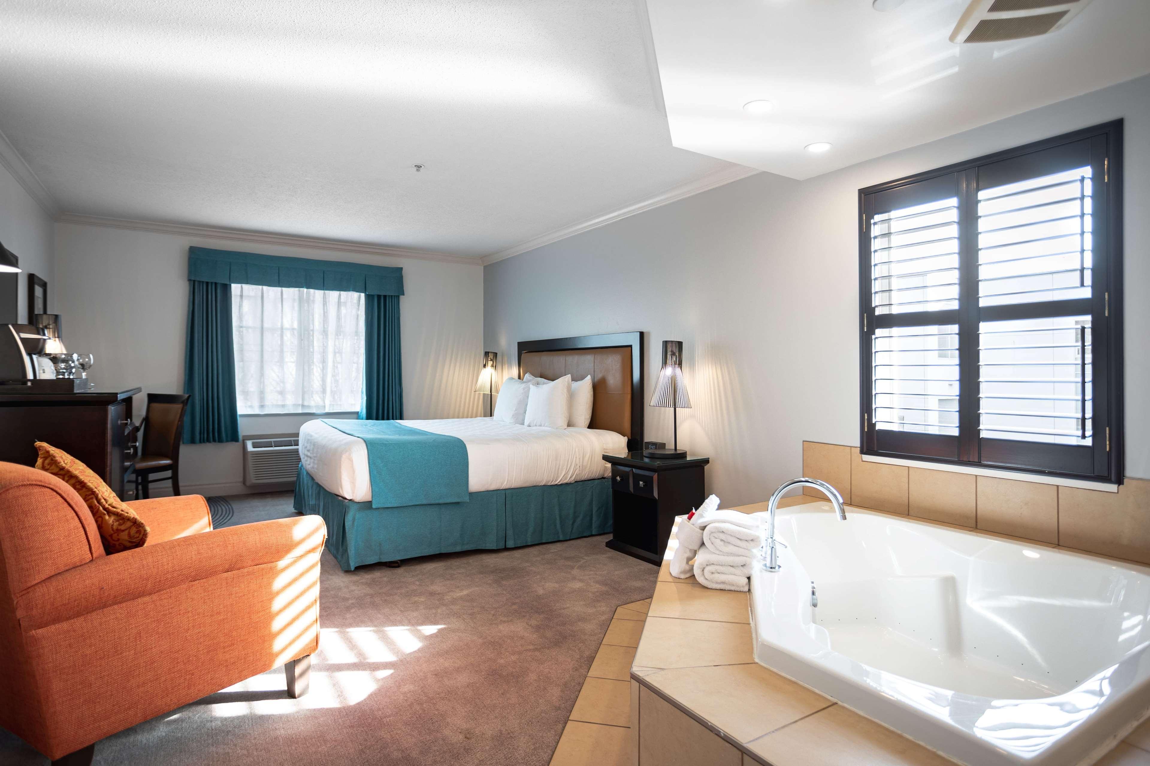 Ramada By Wyndham Surrey/Langley Hotel Eksteriør billede