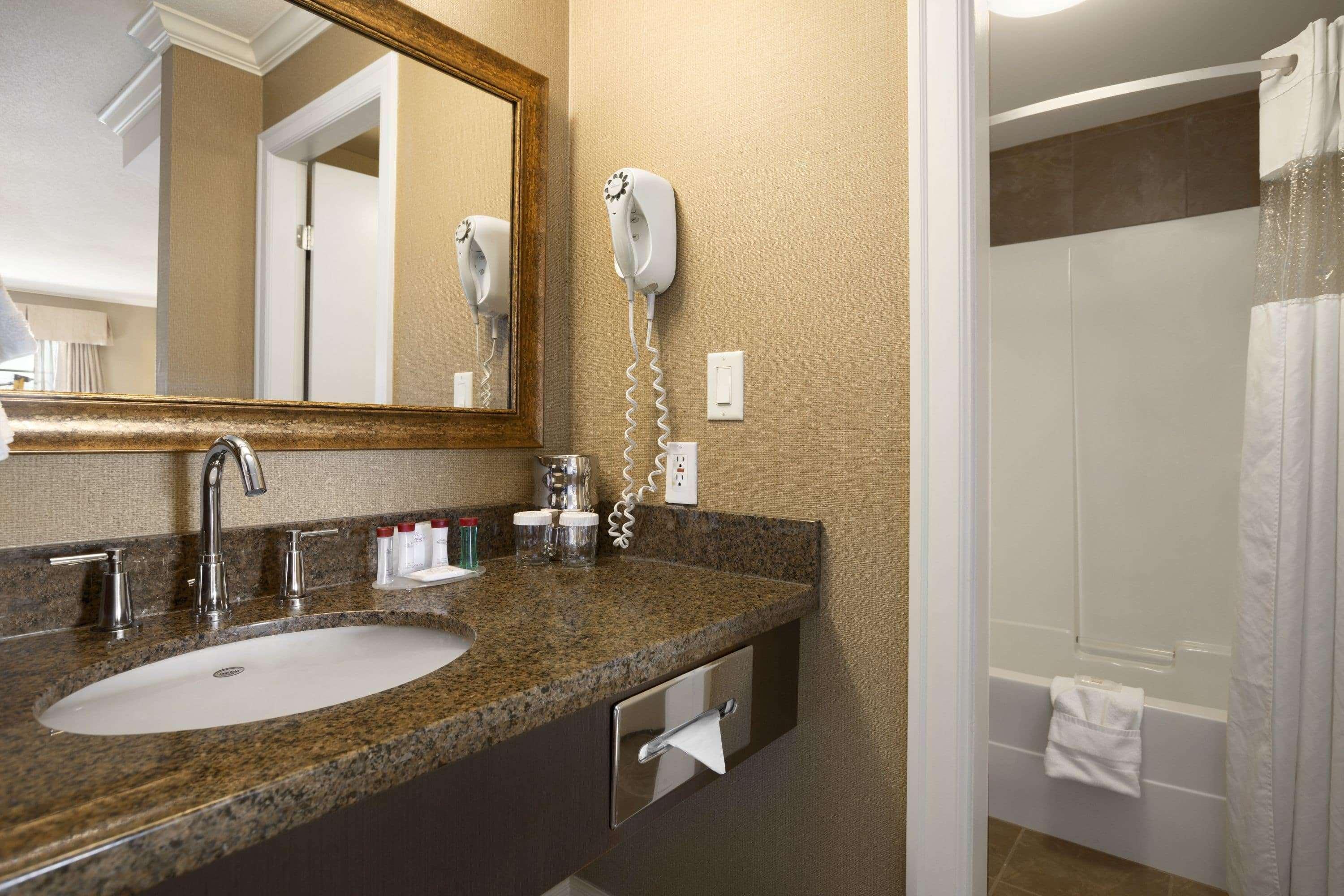Ramada By Wyndham Surrey/Langley Hotel Eksteriør billede