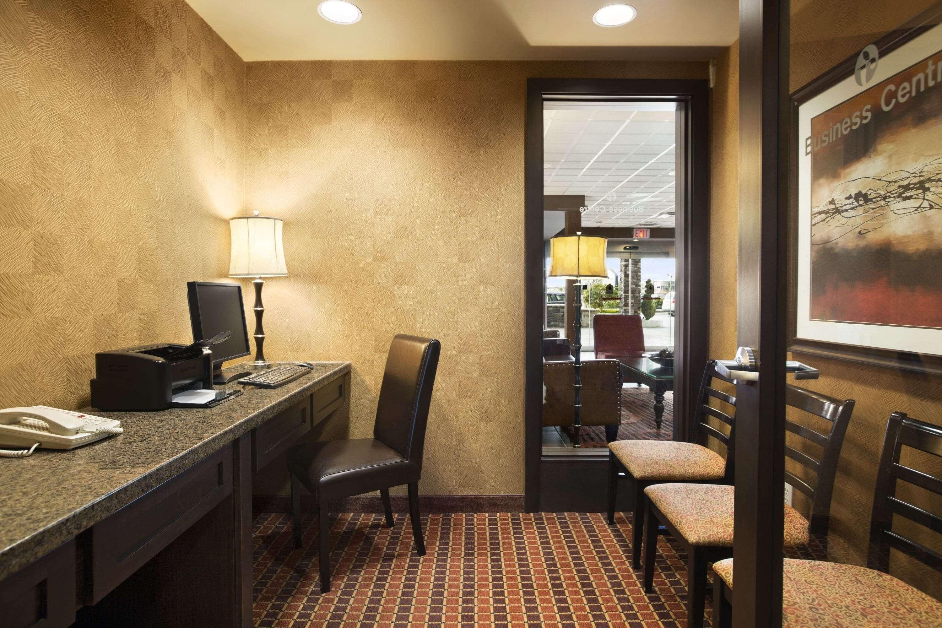 Ramada By Wyndham Surrey/Langley Hotel Eksteriør billede