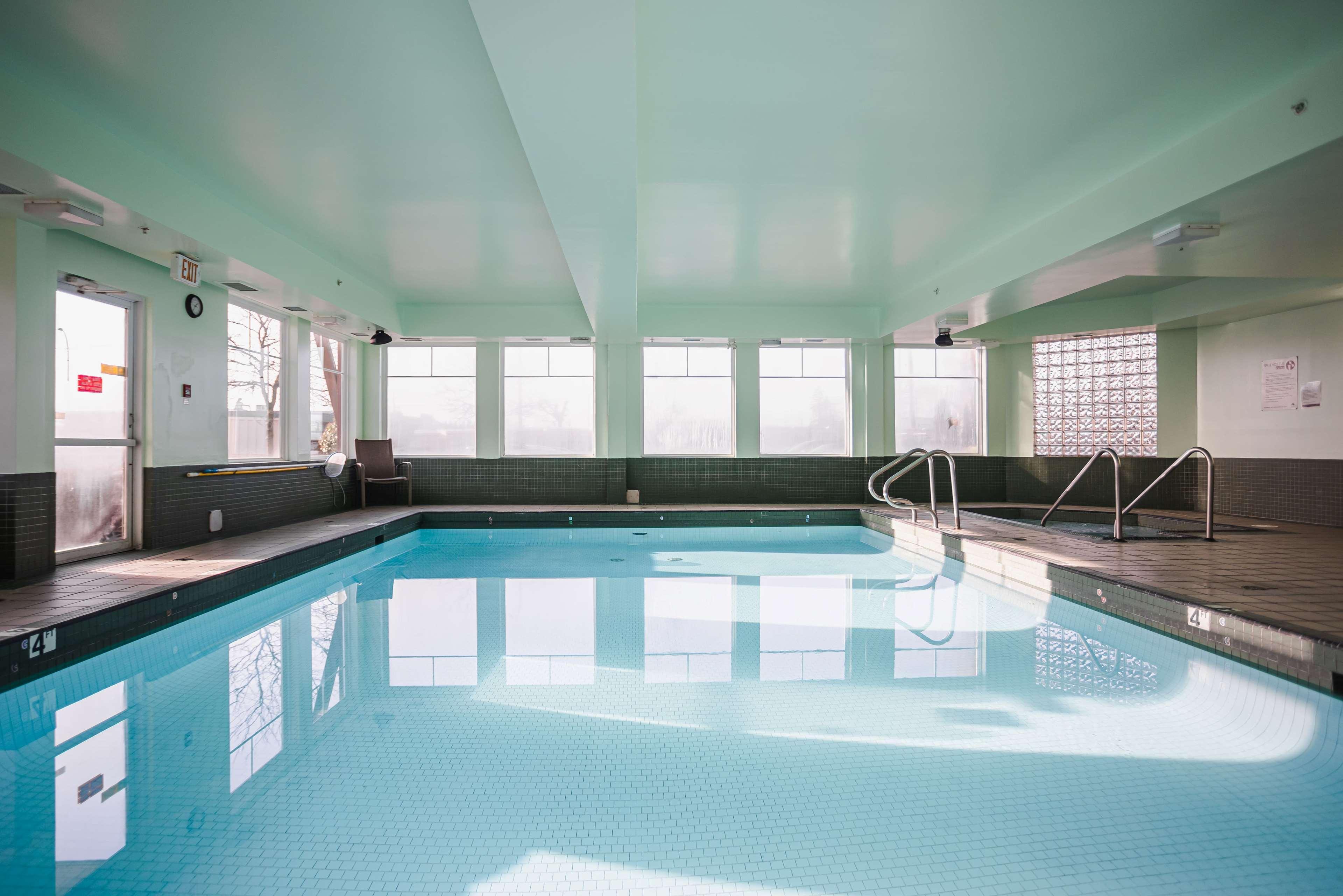 Ramada By Wyndham Surrey/Langley Hotel Eksteriør billede
